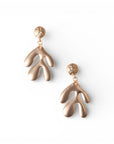 Orecchini pendenti in metallo con design a ramo di corallo - Mya Accessories