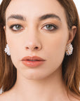 Orecchini a base circolare con fiorellini bianchi - Mya Accessories