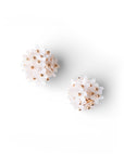 Orecchini a base circolare con fiorellini bianchi - Mya Accessories