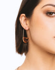 Orecchini con filo in ottone e pietra in vetro champagne - Mya Accessories
