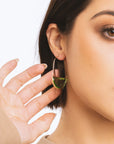 Orecchini con filo in ottone e pietra in vetro verde - Mya Accessories