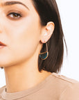 Orecchini con filo in ottone e pietra in vetro blu - Mya Accessories