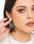 Orecchini pendenti con pietra a goccia in acrilico trasparente blu - Mya Accessories