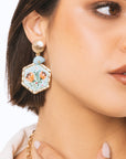 Orecchini pendenti con pietra esagonale motivo floreale in resina - Mya Accessories