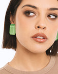 Orecchini a clip base quadrata in acrilico verde - Mya Accessories