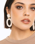 Orecchini pendenti a clip ovali in acrilico bianco - Mya Accessories