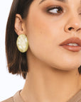 Orecchini a clip ovali in acrilico marmorizzato verde - Mya Accessories