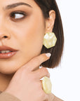 Orecchini a clip esagonali in acrilico marmorizzato verde - Mya Accessories