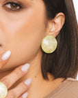 Orecchini a clip circolari in acrilico marmorizzato verde - Mya Accessories