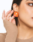 Orecchini a clip con pietra in resina quadrata arancio - Mya Accessories