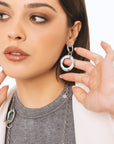 Orecchini pendenti con catena a base circolare smaltata celeste - Mya Accessories