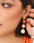 Orecchini pendenti a tre sfere in acrilico tono arancio opaco - Mya Accessories