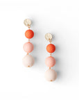Orecchini pendenti a tre sfere in acrilico tono arancio opaco - Mya Accessories