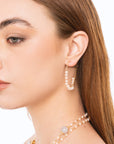 Orecchini a filo pendenti con pietre in vetro rosa - Mya Accessories