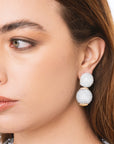 Orecchini pendenti con doppia sfera con pietre in vetro bianche - Mya Accessories