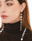 Orecchini pendenti lunghi con pietre dure a sfera bianco lattiginoso - Mya Accessories