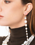Orecchini pendenti lunghi con pietre dure a sfera bianche - Mya Accessories