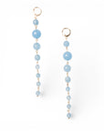 Orecchini pendenti lunghi con pietre dure a sfera tono azzurro - Mya Accessories