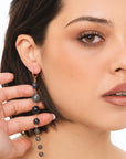 Orecchini pendenti lunghi con pietre dure a sfera grigie - Mya Accessories