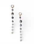 Orecchini pendenti lunghi con pietre dure a sfera grigie - Mya Accessories