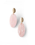 Orecchini pendenti con pietra ovale in acrilico rosa - Mya Accessories