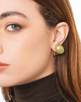 Orecchini a clip con pietra circolare in resina marmorizzata verde militare - Mya Accessories