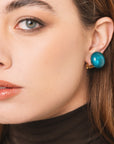 Orecchini a clip con pietra circolare in resina marmorizzata azzurra - Mya Accessories