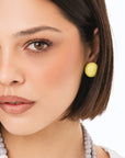 Orecchini a clip con pietra circolare in resina gialla - Mya Accessories