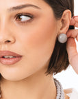 Orecchini a clip con pietra circolare in resina grigia - Mya Accessories