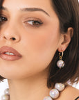 Orecchini a cerchietto con sfera lucida pendente in acrilico grigia - Mya Accessories