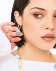 Orecchini a cerchietto con sfera lucida pendente in acrilico azzurra - Mya Accessories