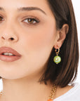 Orecchini a cerchietto con sfera lucida pendente in acrilico verde - Mya Accessories