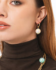 Orecchini a cerchietto con sfera lucida pendente in acrilico beige - Mya Accessories