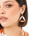 Orecchini pendenti con design triangolare tono arancio - Mya Accessories