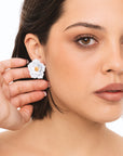 Orecchini a clip in metallo con design a rosa bianca - Mya Accessories