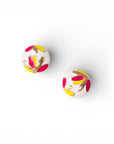 Orecchini circolari smaltati di bianco con designa fiori multi - Mya Accessories