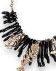 Collana girocollo con rami di corallo neri in acrilico ed elementi marini in metallo pendenti - Mya Accessories