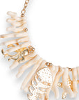 Collana girocollo con rami di corallo beige in acrilico ed elementi marini in metallo pendenti - Mya Accessories