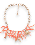 Collana girocollo con rami di corallo arancio in acrilico ed elementi marini in metallo pendenti - Mya Accessories