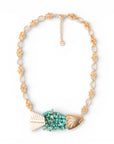 Collana girocollo a catena con pendente a pesciolino ricoperto di conchiglie turchesi - Mya Accessories