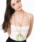Collana lunga a catena antichizzata con pendente circolare verde - Mya Accessories