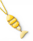 Collana lunga con pietre in vetro gialle e pendente a pesciolino smaltato - Mya Accessories