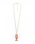 Collana lunga a catena sottile con pendente a pesciolino con texture tono arancio - Mya Accessories