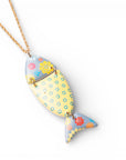 Collana lunga a catena sottile con pendente a pesciolino con texture gialla ed azzurra - Mya Accessories