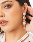 Orecchini pendenti a lisca di pesce in metallo ed acrilico bianco - Mya Accessories