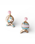 Orecchini pendenti con pesciolini in metallo dal design pop smaltati rosa ed azzurro - Mya Accessories
