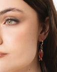 Orecchini pendenti con pesciolino in metallo smaltato multicolore - Mya Accessories