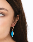 Orecchini pendenti con pesciolino in metallo smaltato azzurro - Mya Accessories