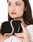 Borsa clutch nera con dettaglio a serpente in metallo - Mya Accessories