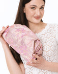 Borsa pochette morbida con texture a fiori tono rosa - Mya Accessories